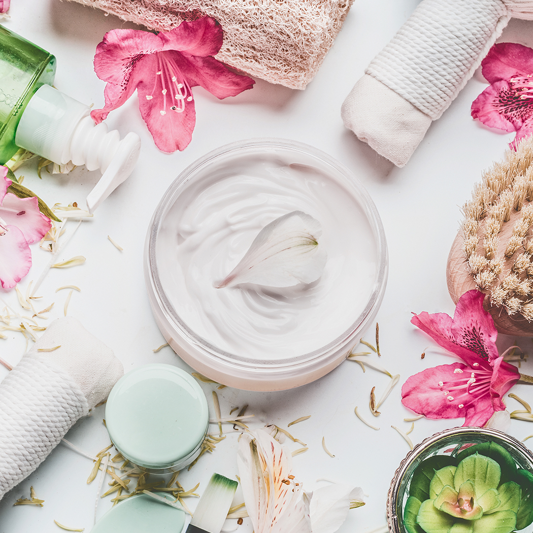 Kosmetyki wielofunkcyjne - urodowy hit nie tylko dla minimalistek. Co warto mieć w kosmetyczce?